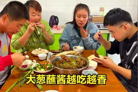 农村媳妇做家常菜排骨炖豆角，豆皮卷大葱蘸酱，吃饭还得用盘子装视频封面