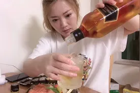 三文鱼刺身沾芥末，在配上威士忌，小姐姐沉浸式吃美了视频封面