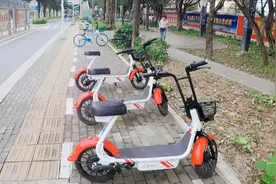 南宁街头共享电车，2块钱起骑，10分钟加1块，自己买车它不香么视频封面
