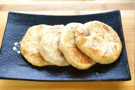 如何做出早餐店的羊肉馅饼，馅大皮薄，方法很简单，以后就省钱了视频封面