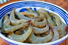 我家爱这样吃大虾，加入番茄酱炒一下，比油焖还好吃，连汁也不剩视频封面
