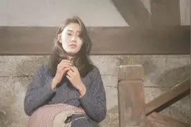 李嘉欣与8岁儿子“嘴对嘴亲吻”引争议？网友扒旧照，不是第一次视频封面