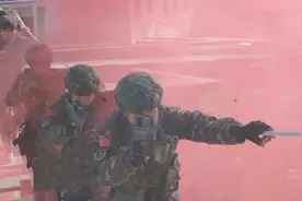 神奇！武警特战队员密林中上演快速逃脱术视频封面