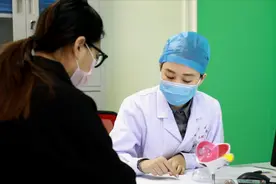 19岁姑娘2800度戴镜矫正视力只有0.25,造成眼部并发症是不可逆的视频封面