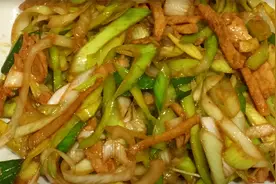 韭葱炒肉，平姐做得很香，方法简单易学。