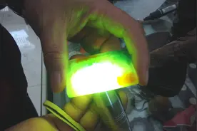 80岁爷爷收藏的一块石头，用手电筒照射后，通体发绿发亮视频封面