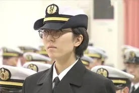 日本将迎来首位女潜艇员！26岁女自卫官入校宣誓视频封面