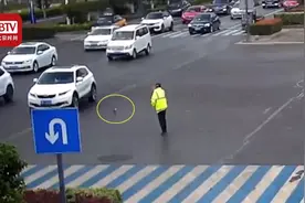 热心女司机向雨中执勤交警抛伞 交警事后还伞时连说八声“谢谢”视频封面