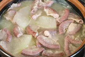 家常冬瓜粉肠煲的做法，简单实用又好吃，汤汁拌饭也能吃两碗