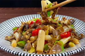 泡藕带炒鸡杂这样做，酸辣脆爽又下饭，大厨把详细做法分享给大家视频封面