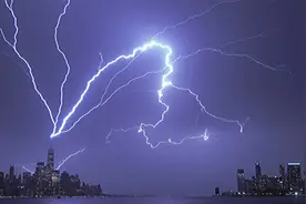 纽约遭雷暴!多角度实拍闪电击中美国世贸中心大楼 夜晚瞬间如白昼
