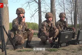 酷！新型排爆机器人亮相演训场视频封面