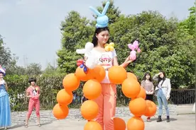 美女穿着巨大的“气球”走秀，让观众一头雾水，随后迎来掌声！视频封面