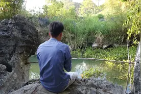 小莫用3斤白米饭打窝钓鱼，第一杆就上大鲤鱼，太给力了视频封面