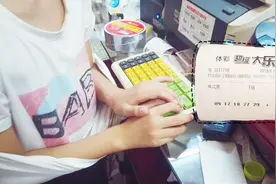 饭哥今天运气爆棚，到彩票店让小孩子打一注大乐透，试下能否中奖视频封面