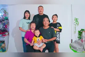 孩子一周岁，带父母拍全家福，晚饭吃烤全羊，父子俩喝一杯，高兴视频封面