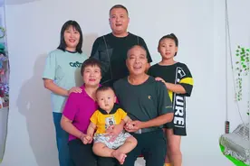 孩子一周岁，带父母拍全家福，晚饭吃烤全羊，父子俩喝一杯，高兴视频封面