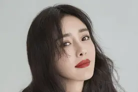 杨幂再曝新恋情，与19岁美国帅哥通宵打游戏，粉丝斥责男方吃软饭视频封面