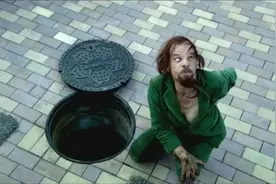 下水道爬出一个诡异的小伙子，出来就舔漂亮小姐姐的胳肢窝视频封面