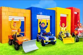 儿童趣味玩具车：孩子们在车库里假装玩玩具车，太好玩了视频封面