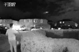 实拍！英国多地观测到神秘“绿色火球”划过夜空视频封面