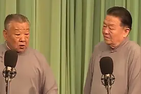 王文友这相声谁能顶住，搭档李业明太爆笑，包袱甩不停丨笑动剧场视频封面