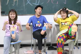同学们玩“脚底传画”，没想胖妞怕痒直接瘫倒在地上，太逗了视频封面