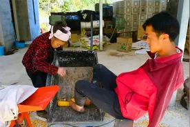 丰收时节老人忙累了，农村小伙用这办法解决难题，不仅方便还实用视频封面
