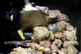 餐桌上的养生秘诀，百岁抗癌老人，竟把灵芝当作蘑菇来吃视频封面