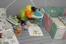 12个月大的弟弟被姐姐踩在脚下 爸爸发现制止并当场教育视频封面