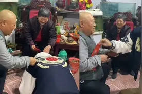 男生拜年时连续磕12个头，当场上演“自动取红包”，爷爷被吓坏了视频封面
