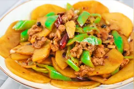 大厨教你做青椒土豆炒肉片，这地道的家常菜，简单营养，特别下饭视频封面