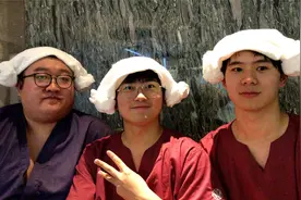 东北澡堂有多豪华？红酒搓澡、海鲜自助、还能过夜！太爽了吧！视频封面