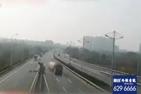 江西：小轿车错过高速出口，横跨三个车道变道，直接被货车撞飞视频封面