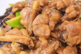 厨师长教你做家常炒鸡块，不焯水直接炒，鲜嫩入味，不柴不发硬视频封面