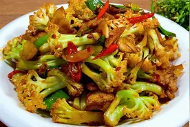 炒花菜有人焯水，有人直接下锅炒，教你正确做法，清脆爽口又下饭