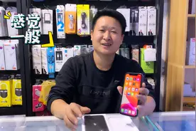 景哥开箱苹果11，看到手机黑边直呼难以忍受，这和XR有啥区别？视频封面