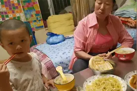 婆婆做好晚饭端上桌，四岁儿子饭桌任性不吃饭，宝妈陪婆婆一起吃视频封面
