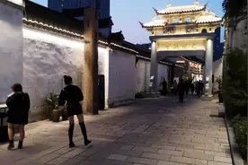 常州这条街巷，一定要来转一转，不然白来了，夜景太震撼了视频封面