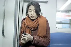 贵妇家中奢侈品成堆，出门衣服却破旧不堪，电影《盲钻》视频封面