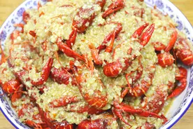 蒜蓉小龙虾的正确做法，熬制蒜蓉有技巧，蒜香味浓，虾肉紧实入味