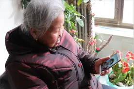 农村82岁老奶奶，抖音快手都爱玩，她想当网红吗？看老人咋说视频封面