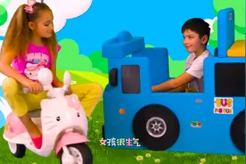 小男孩不小心撞到了小女孩的车，可是小男孩不道歉，小女孩生气了视频封面