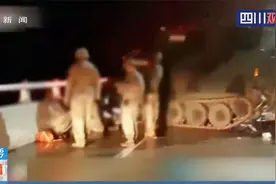 悲剧！韩国私家车追尾美军装甲车，致4死1伤视频封面