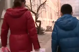 哥哥命悬一线，弟弟成唯一骨髓移植的希望，母亲两头轮流照顾视频封面