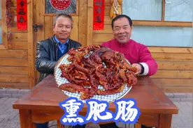食叔嘴馋，买2捆肥肠做“糖熏肥肠”，出锅油光锃亮的，真香视频封面