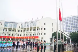 不惧风雨，我们向国旗敬礼！