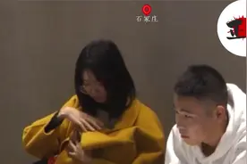 监控下气愤的一幕，妈妈餐厅哺乳遭女子谩骂，男子：滚去墙角坐视频封面