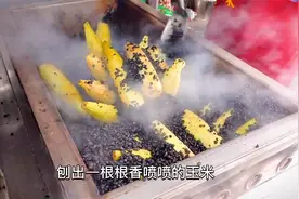 玉米用黑石埋起来烤，张大姐日卖200根黑石玉米，供两儿子上大学视频封面