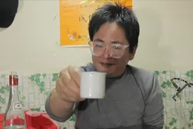 二姐不仅爱喝酒还爱看书，一本《鬼谷子》，讲的可都是人性的套路视频封面